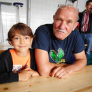 Mit seinem Opa Erich freute sich Julian __ber 3 Taschen mit Kinderb__chern_.JPG