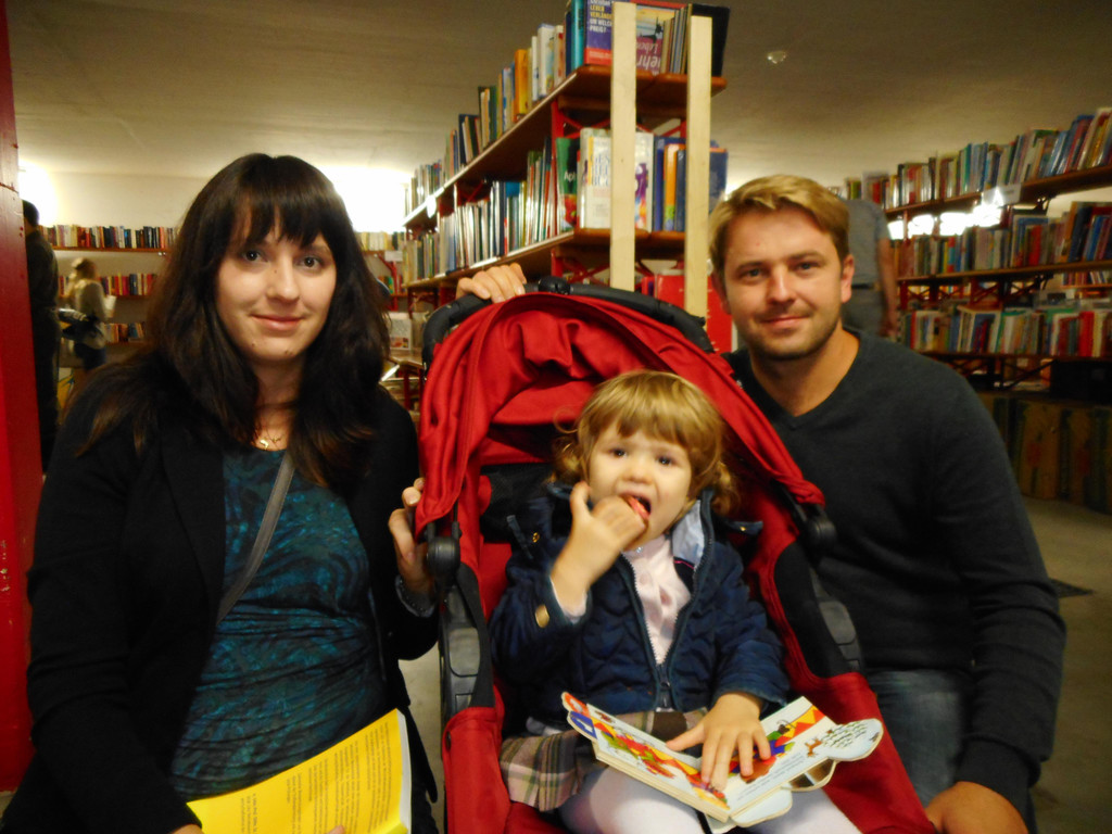 Natalia aus Wolfurt bekam von ihren Eltern Monika und Damian ein Buch und einen Muffin_.JPG