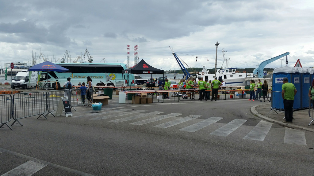 Tourbus an der Strecke.jpg