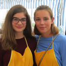BK_Franziska und Carola halfen tatkra__ftig mit.jpg