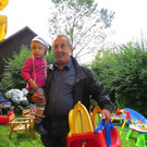 BK_Opa Seppel mit Enkeltochter Hannah fand einige Schna__ppchen beim Tisner Flohmarkt.jpg
