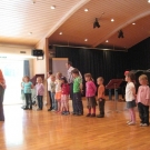Christine Schneider mit dem Kinderchor