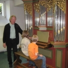Bernhard Loss ließ die Kinder an der Orgel probieren