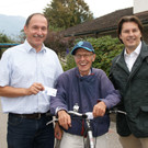 Auch Ernst H__mmerle sauste mit dem Fahrrad an.JPG