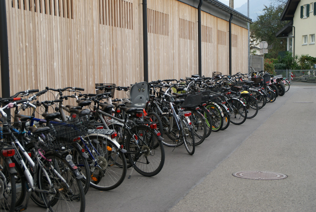 Der neue Radabstellplatz befindet sich auf der s__dlichen Seite.JPG