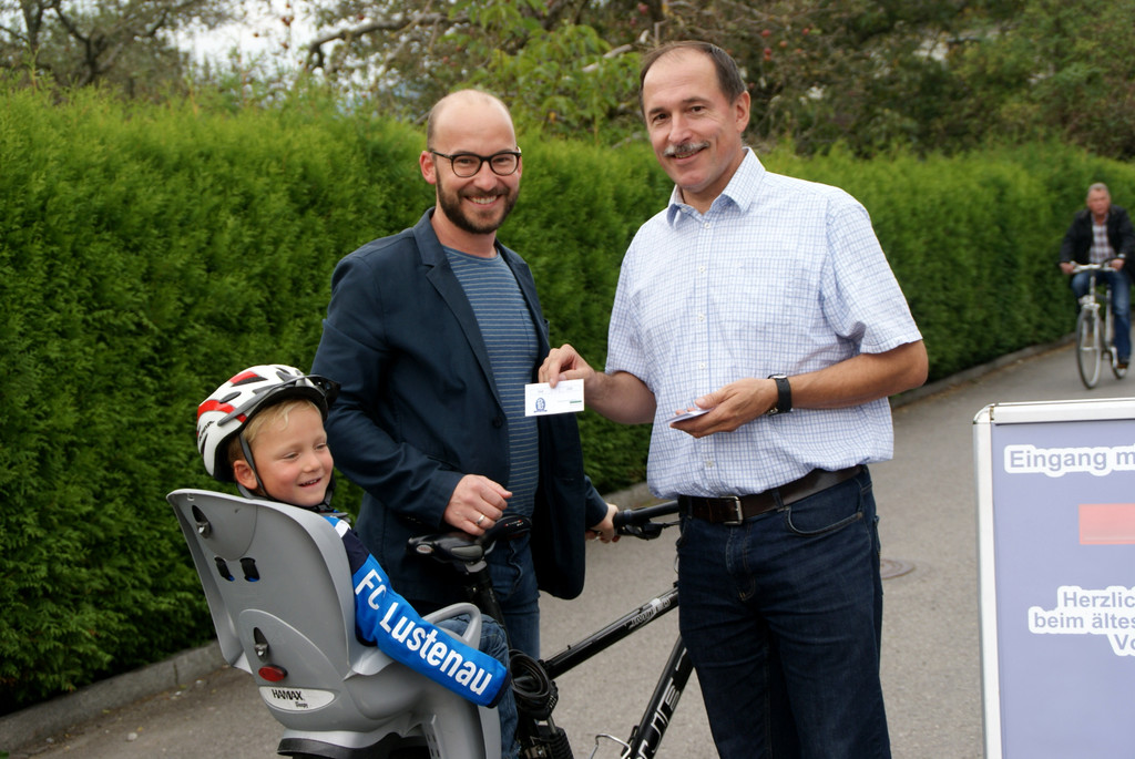 Dietmar Haller empfing die Radfahrer beim Eingang.JPG