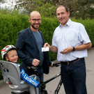 Dietmar Haller empfing die Radfahrer beim Eingang.JPG