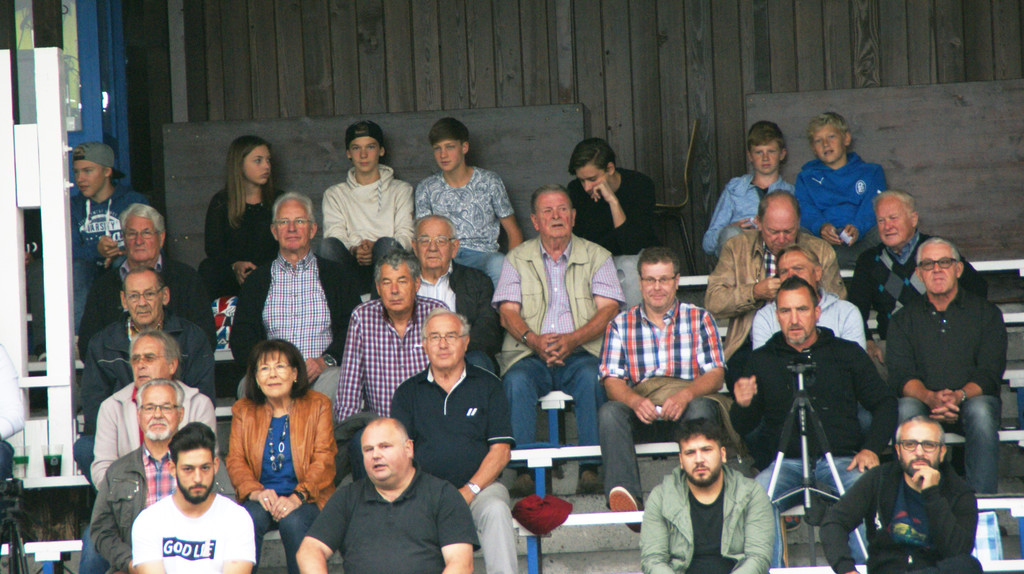 Gespannt warteten die Fans auf die Ziehung.JPG