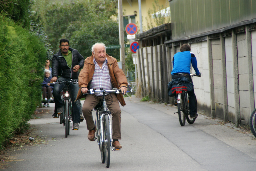 Man radelte ins Stadion.JPG