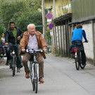 Man radelte ins Stadion.JPG