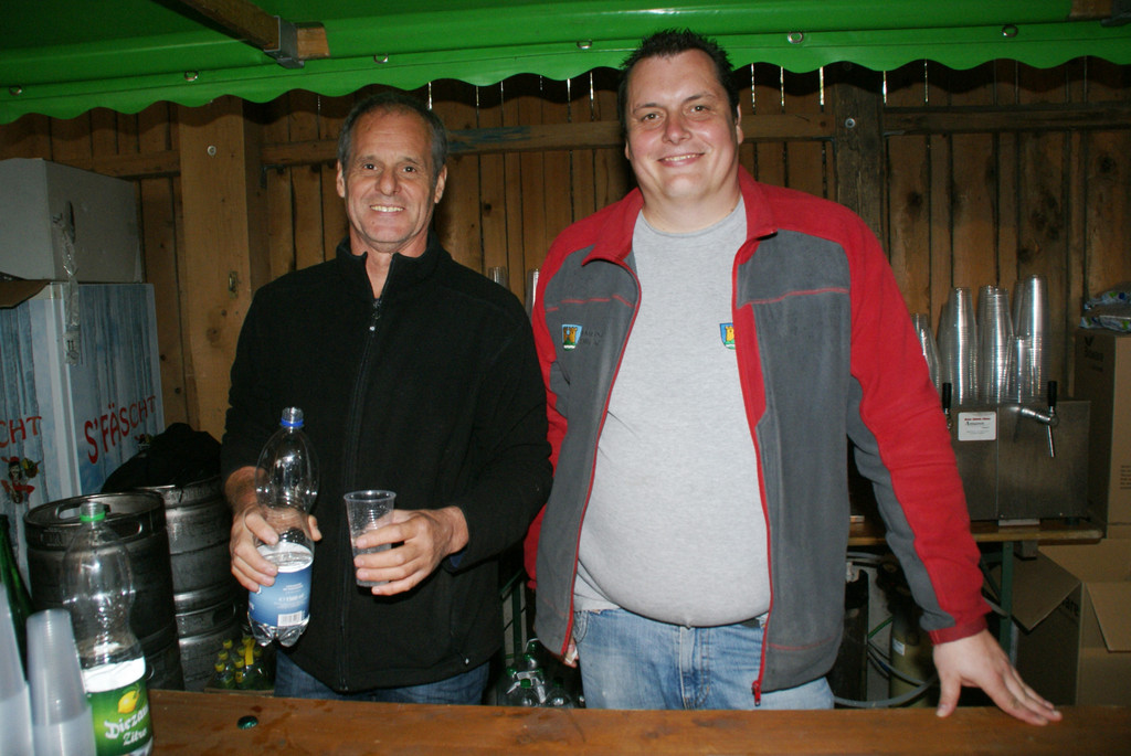 G__nter und Ludi beim Ausschank.JPG