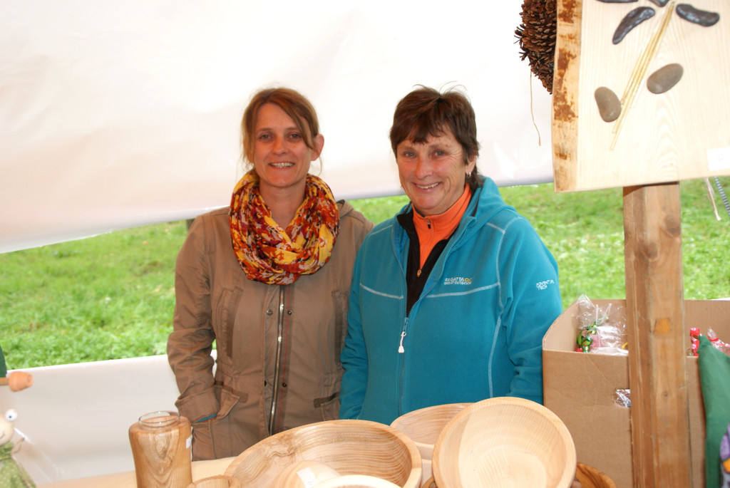 v_li_ Anita und Maria Schwab aus G__tzis mit Kunstwerken aus Holz.JPG