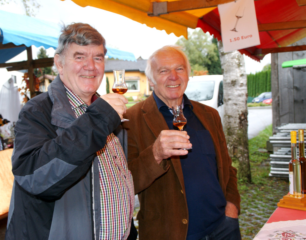 v_li_ Gert und Gerhard kosteten Edelbr__nde.JPG