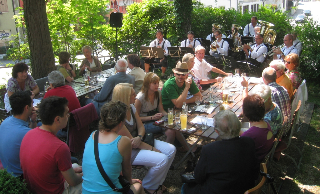 Frueschoppen Reiner mit Bierblosn 2010 _8__jpg-1277664964