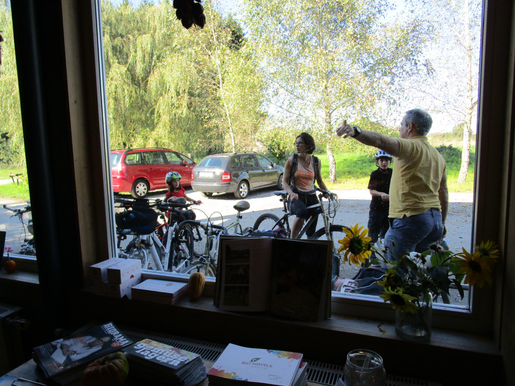 Dort geht es zum leckeren Gem__se im Hofladen.jpg