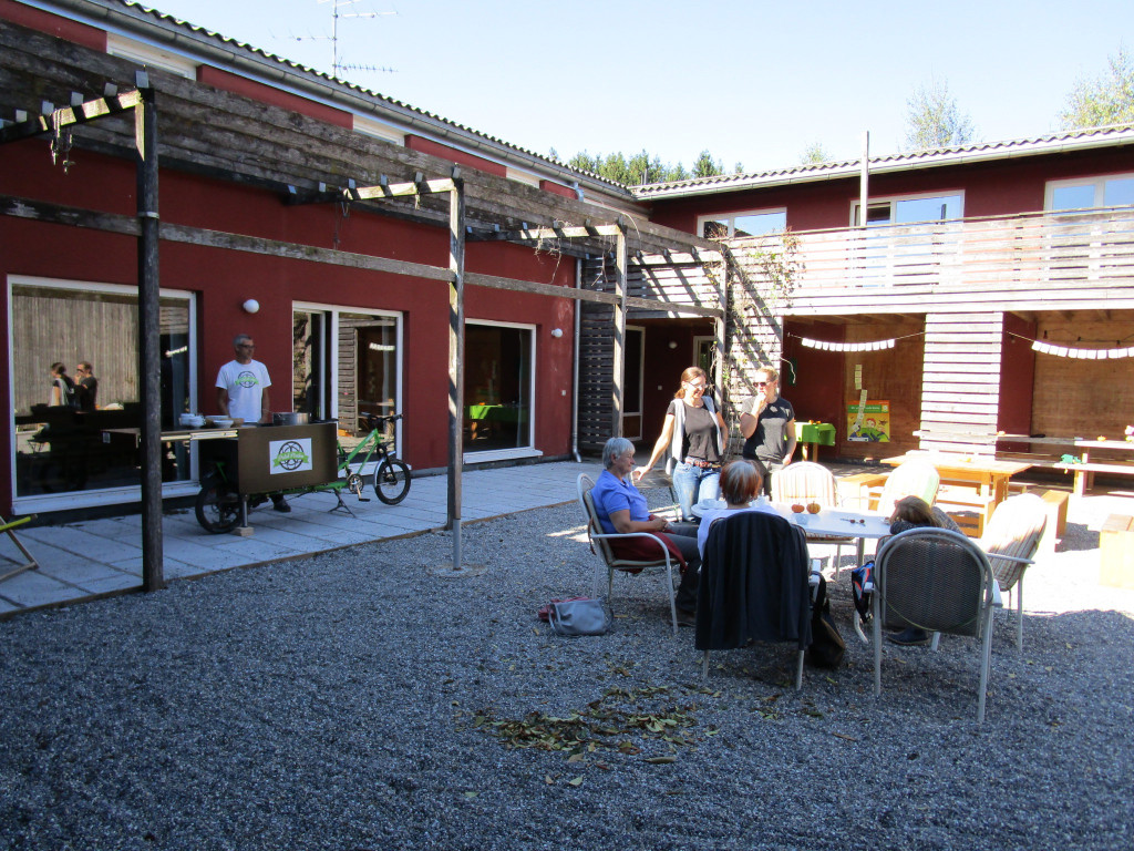 Gem__tliches Miteinander bei leckerer Suppe auf dem Innenhof.jpg