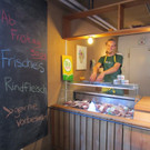 Jonas arbeitet gerne auf dem Vetterhof_ heute hilft sogar im Hofladen mit.jpg