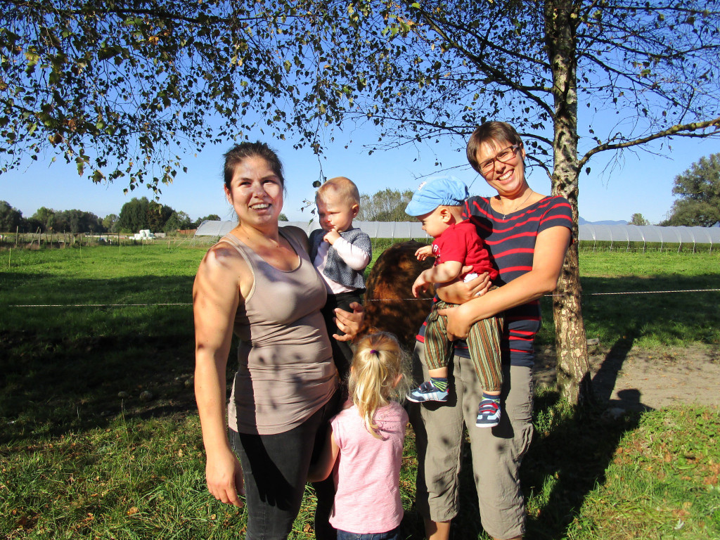 Sandra mit Irma und Zita und Gloria mit dem kleinen Aaron _v_ l__ hatten Freude auf dem Vetterhof.jpg