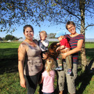 Sandra mit Irma und Zita und Gloria mit dem kleinen Aaron _v_ l__ hatten Freude auf dem Vetterhof.jpg