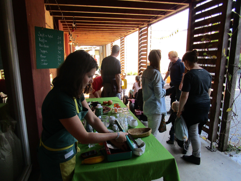 ber Kaffee_ Kuchen und Saft freuen sich Gro__ und Klein.jpg