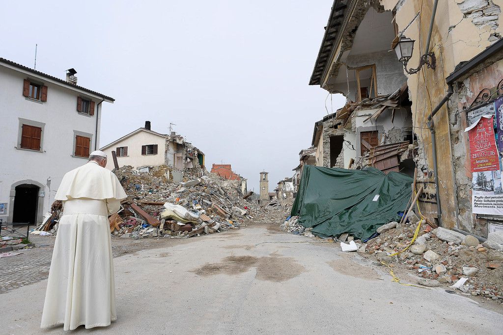 APTOPIX_Italy_Pope_Quake.jpg