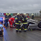Spektakulärer Unfall auf A1: Auto blieb auf dem Dach liegen