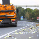 Lkw verliert Ladegut auf A14