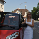 Michaela Sattleder mit ihrem Smart
