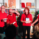 Theater Phönix spielte "Flotter Käfer, netter Wurm" in der Bücherei Tosters.