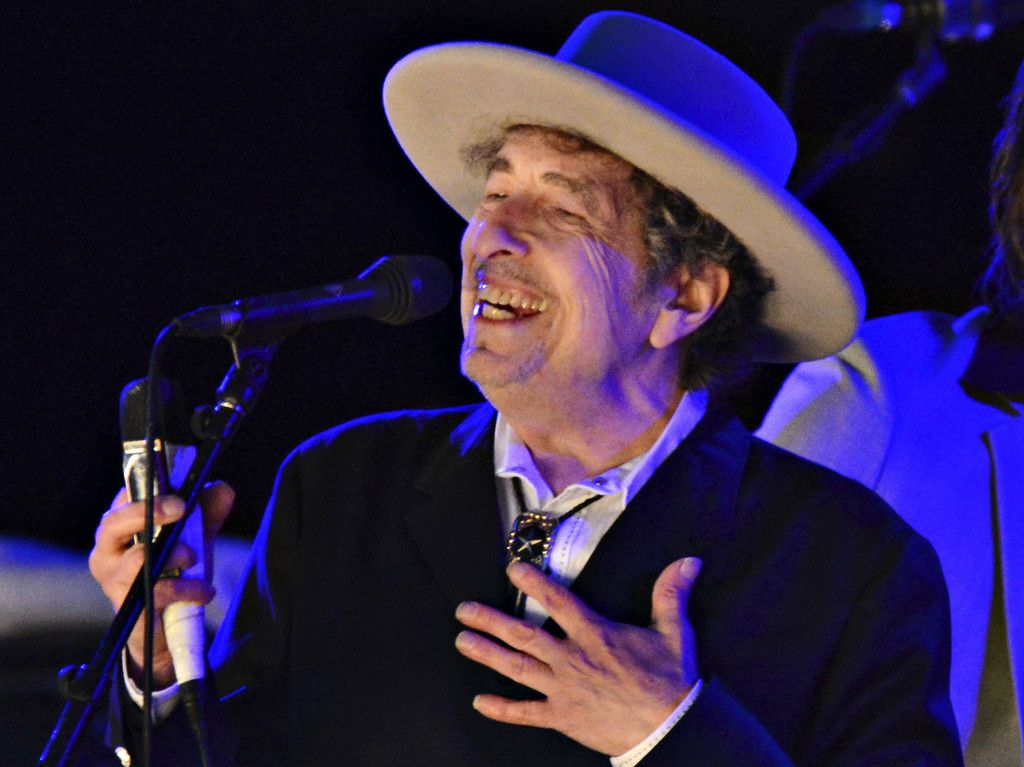 2016-05-24T220833Z_1204459459_TM3EC5O1E8U01_RTRMADP_3_PEOPLE-BOBDYLAN.JPG