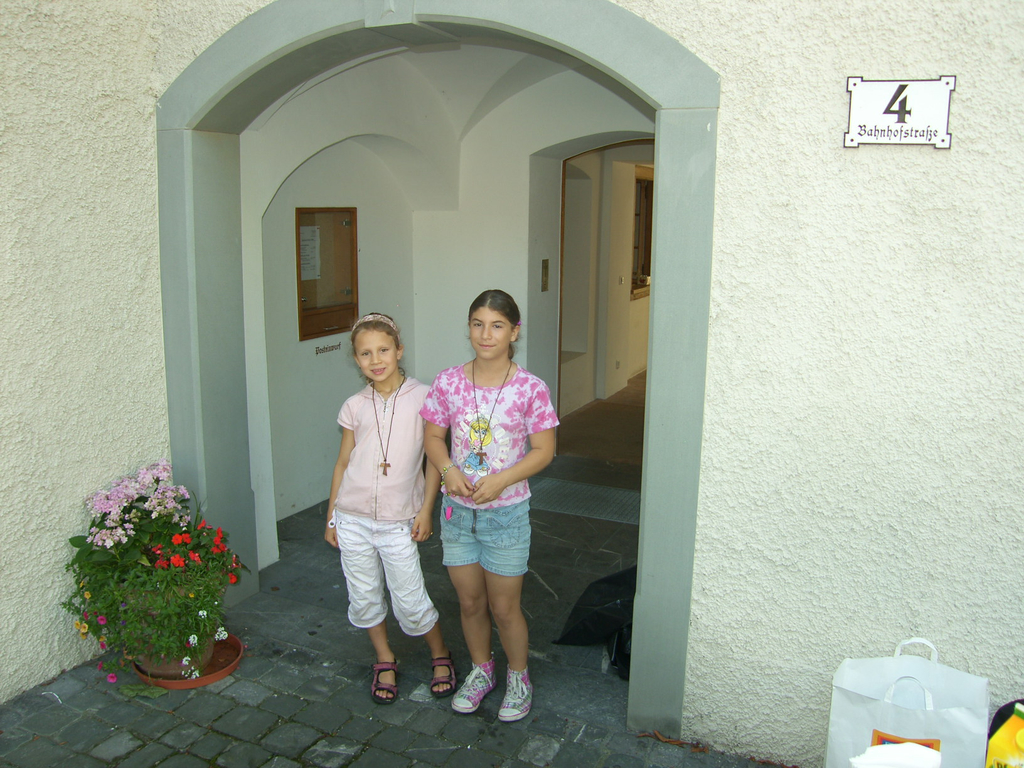 SH100625_JPG-1277704894