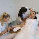 Im Kosmetikstudio "Wohlgefühl"