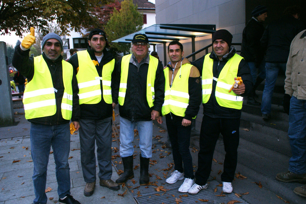 Auch Fl__chtlinge beteiligten sich an der Aktio_ Peter H__mmerle begleitete sie auf der Tour.JPG