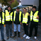 Auch Fl__chtlinge beteiligten sich an der Aktio_ Peter H__mmerle begleitete sie auf der Tour.JPG