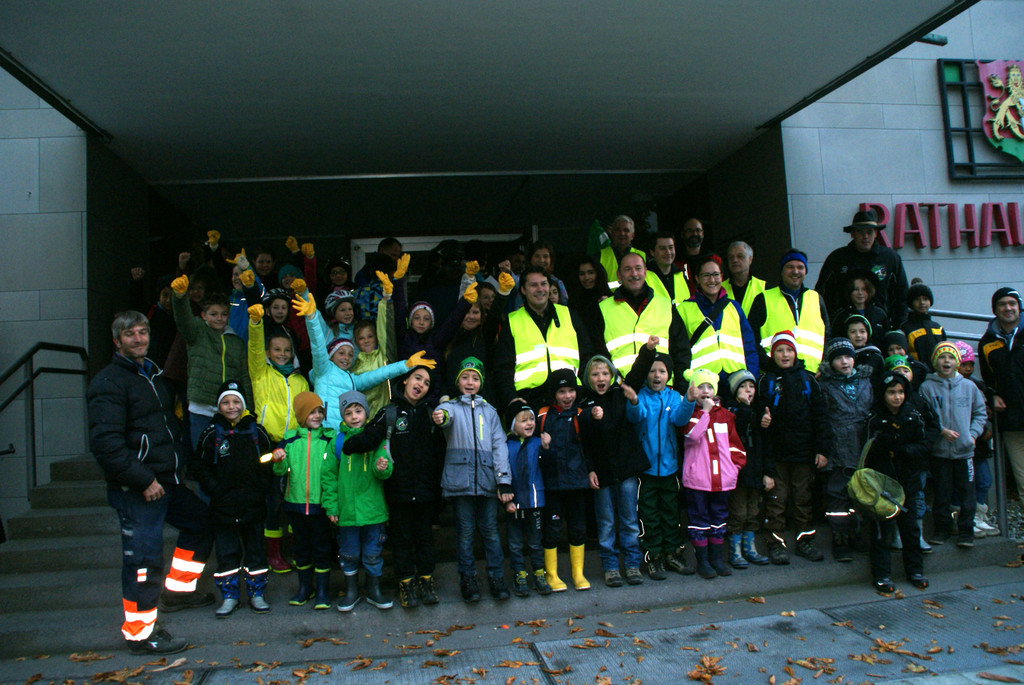 Man traf sich um 8 Uhr vor dem Rathaus.JPG