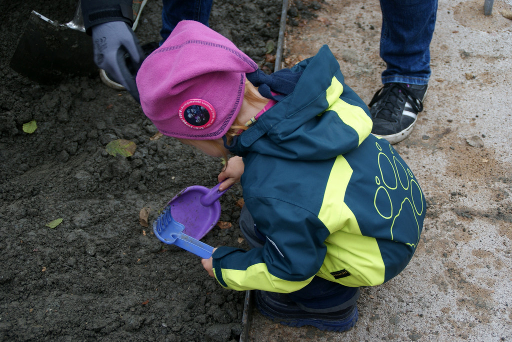 Auch die Kleinsten halfen tatkr__ftig mit.JPG