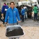 Doris Dobros packte flei__ig mit an.JPG