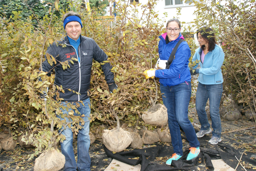 Julia Bickel und Kurt Fischer - nach der Flurreinigung zum B__umepflanzen.JPG