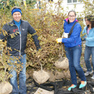 Julia Bickel und Kurt Fischer - nach der Flurreinigung zum B__umepflanzen.JPG