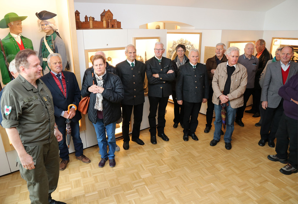 Fuehrung im Militaermuseum durch Oberst Fitz.jpg