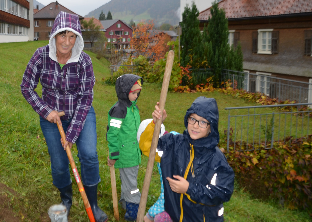Kinder mit Marlene Schwarz.jpg
