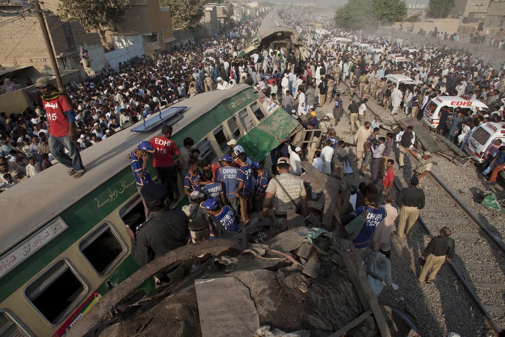 APTOPIX_Pakistan_Train_Accident.jpg
