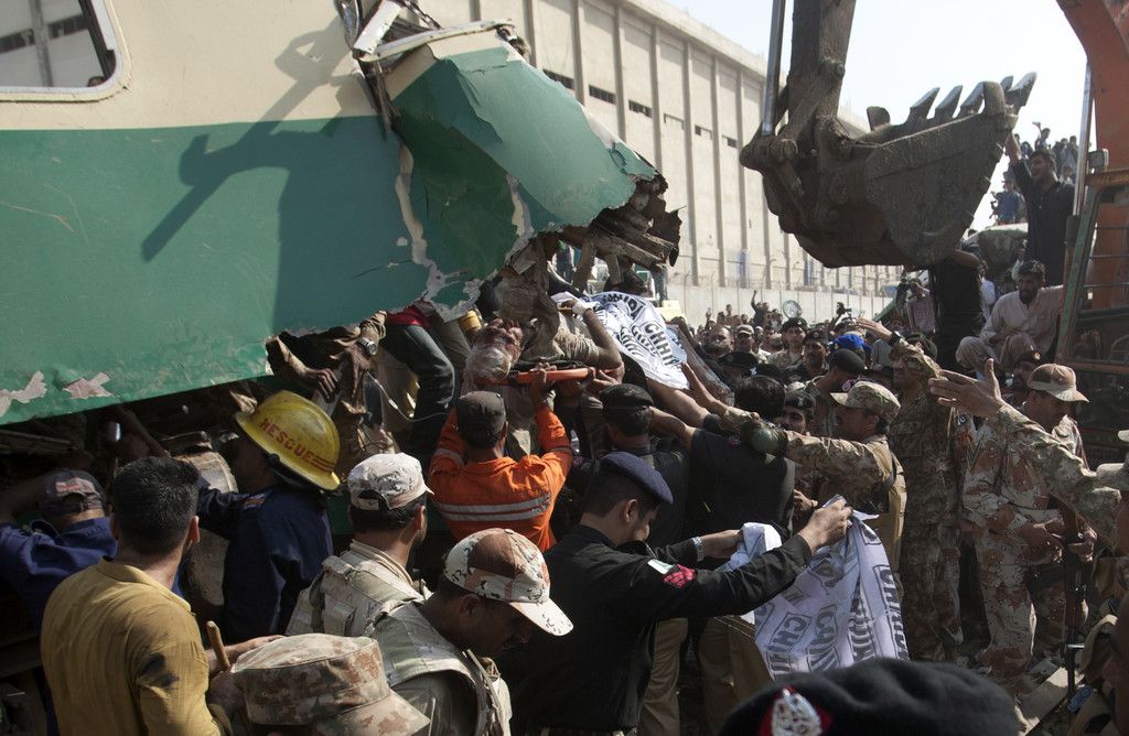 Pakistan_Train_Accident_1.jpg