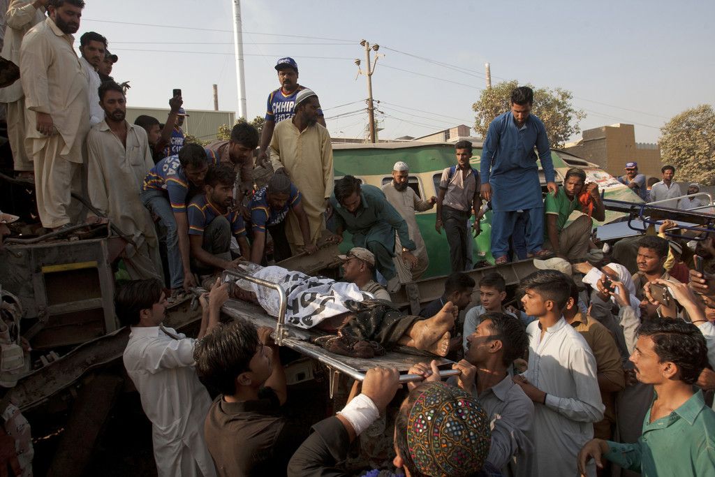 Pakistan_Train_Accident_5.jpg