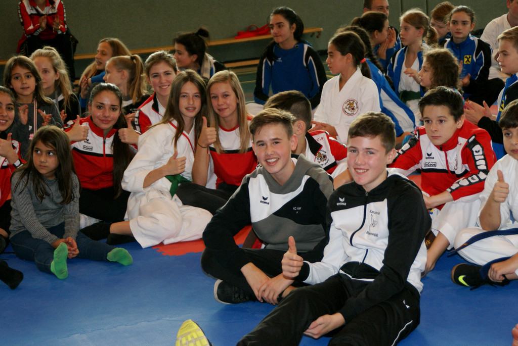 Der Karate-Nachwuchs begr____te Bettina Plank.JPG