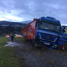Lkw-im-Graben-frontal.JPG