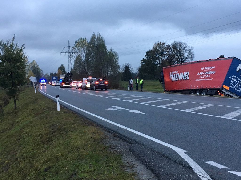 Lkw-im-Graben-L200.JPG