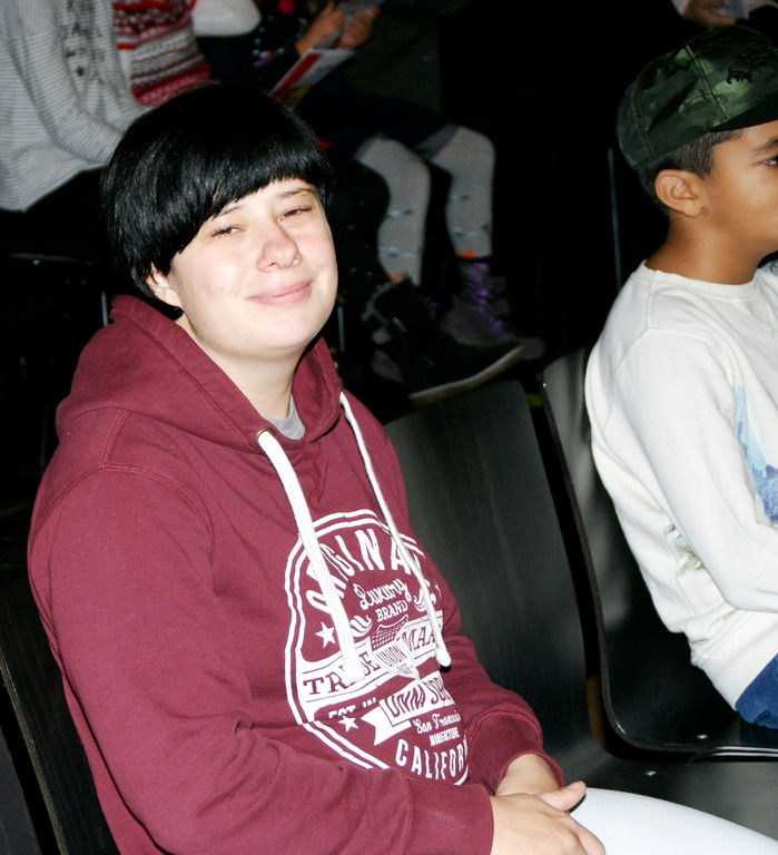 Auch die gr____eren Kinder freuten sich auf ein besonderes Theaterst__ck.JPG