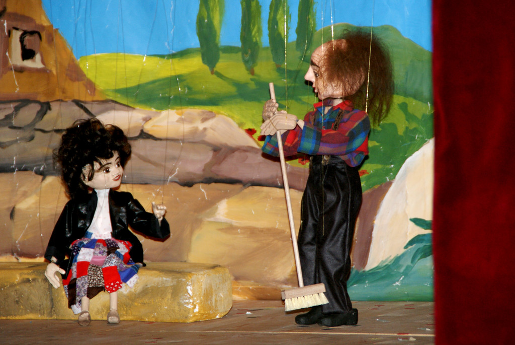 Kunstvolles Marionettenspiel.JPG