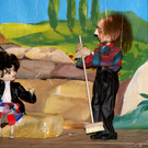 Kunstvolles Marionettenspiel.JPG